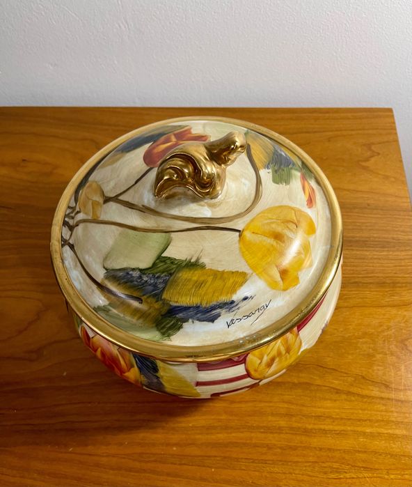 Peças decorativas pintadas à mão da marca Vessaray