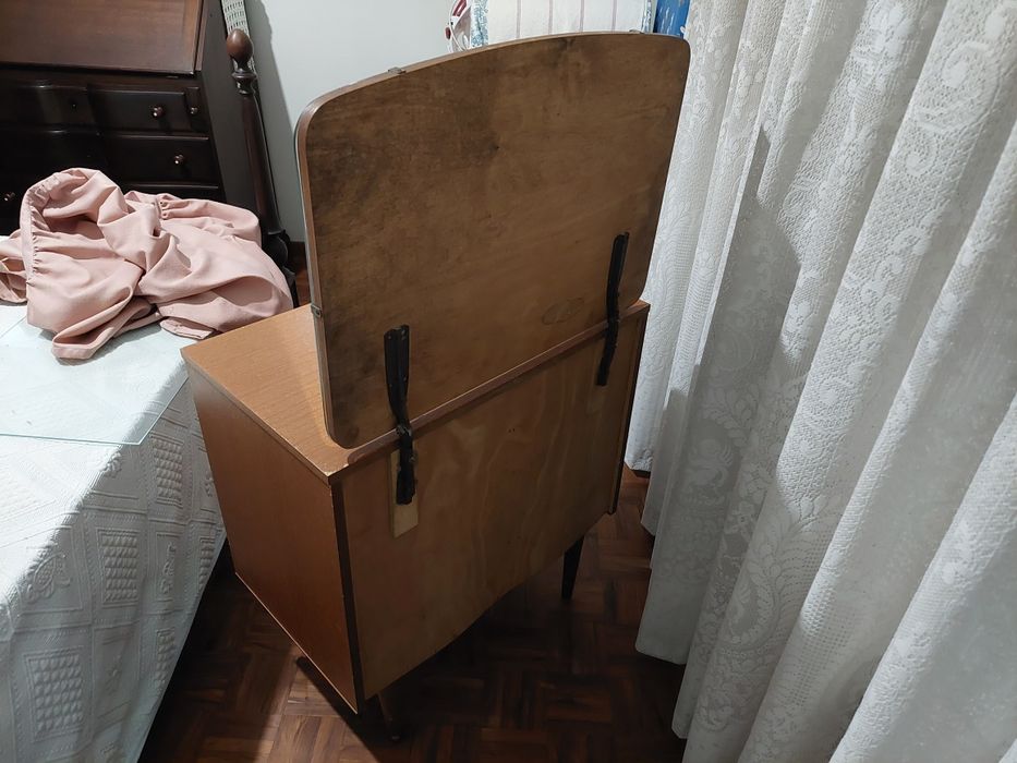 Cómoda ou Camiseiro com Espelho