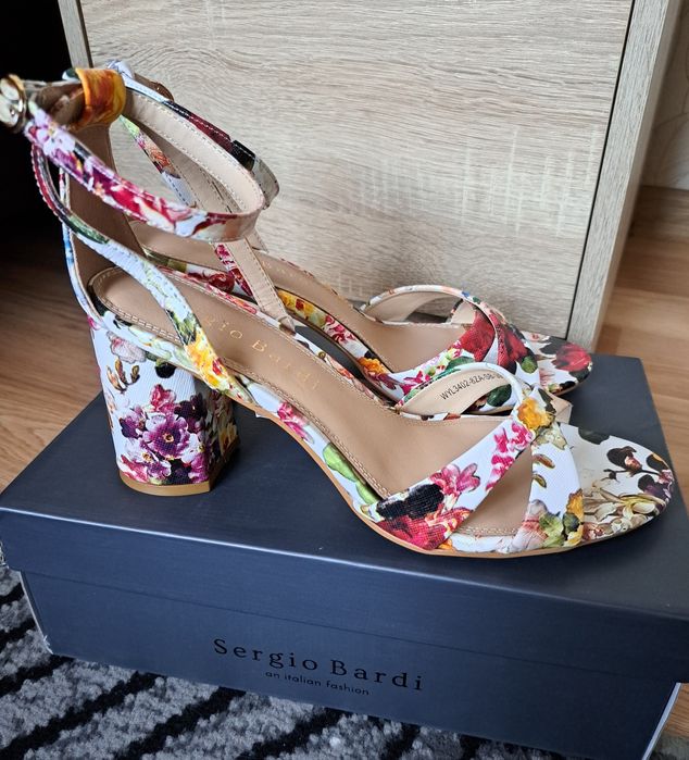 Nowe piękne sandały na obcasie skórzane Sergio Bardi 39