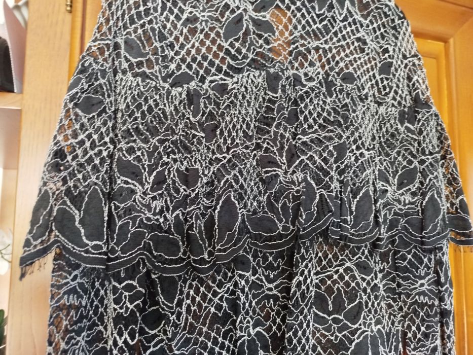 Baixei o preço - Blusa em renda preta e branca