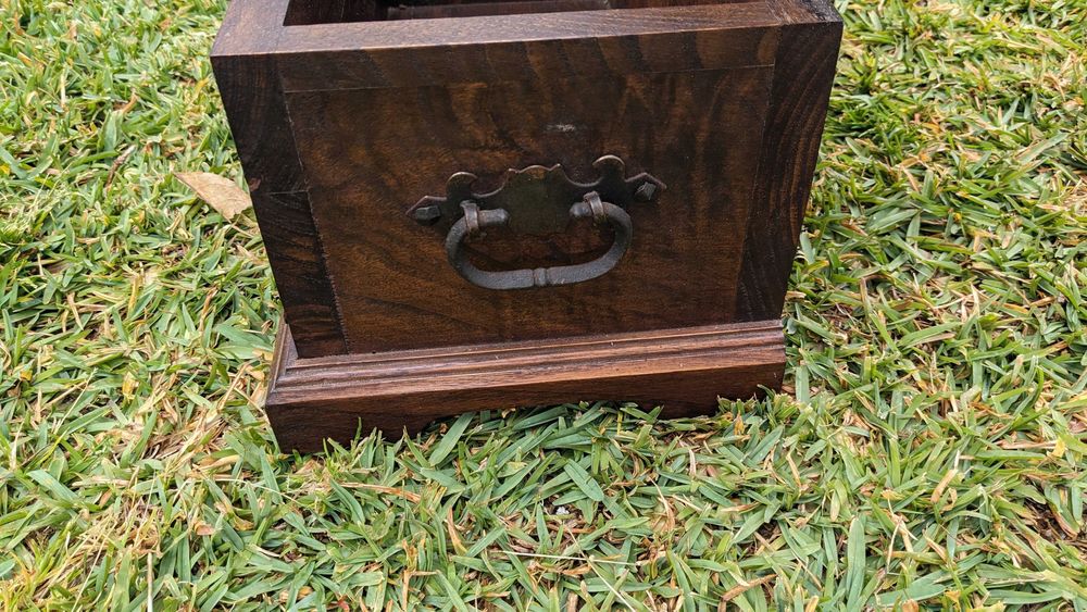 Baú / arca em madeira maciça escura