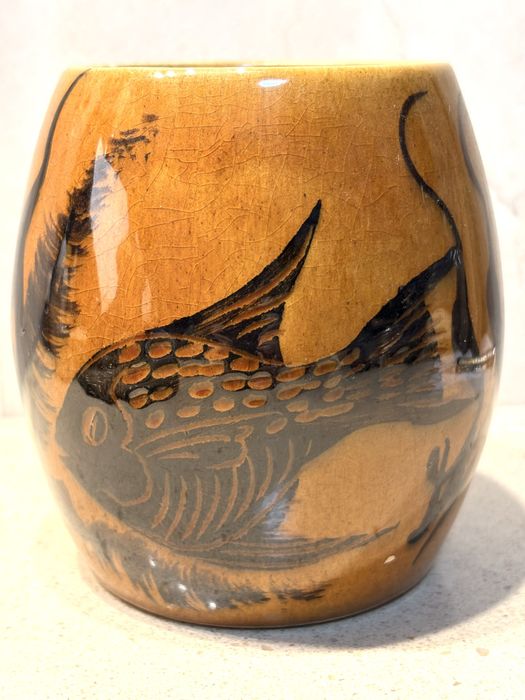 Rara caneca em cerâmica portuguesa (Secla?) pintada à mão - peixe