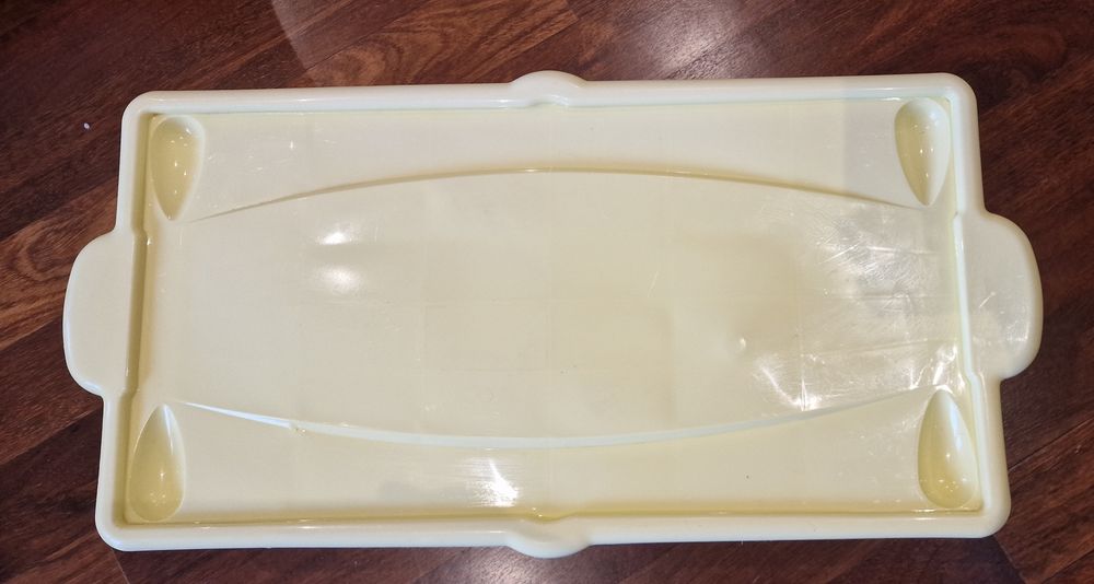 Caixa amarela de arrumação