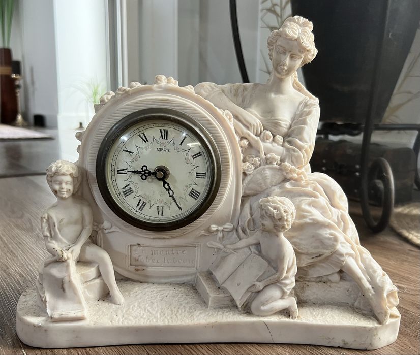Relógio de mesa/lareira francês em pedra esculpida.