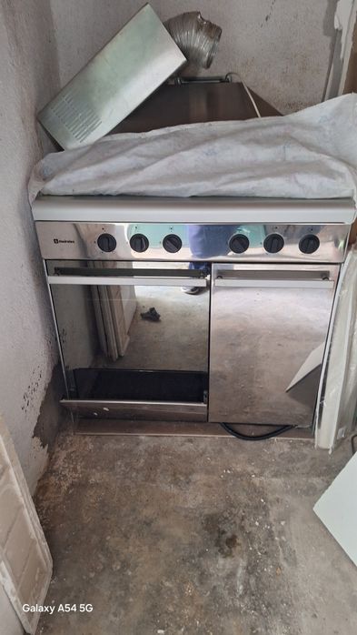 Vendo fogão a gás em bom estado, tem forno, estufa,5 bicos ,1 dos quais é rápido e tem espaço para a bilha do gaz
