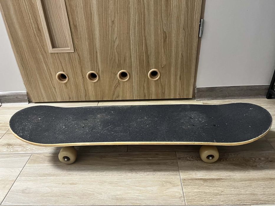 Deskorolka w dobrym stanie, tylko pobrudzona od piasku na gozrze .