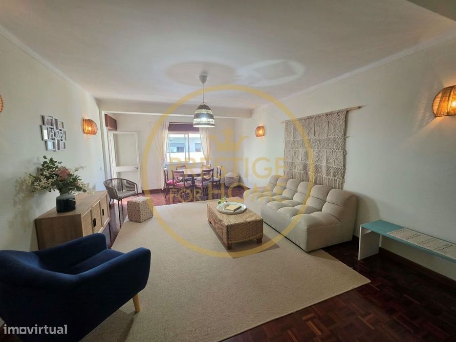 Arrendamento ao Ano: T3 no Centro de Loulé com Garagem, Elevador e Var