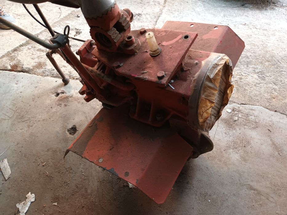 Várias alfaias e caixa de  transferências motoenxada