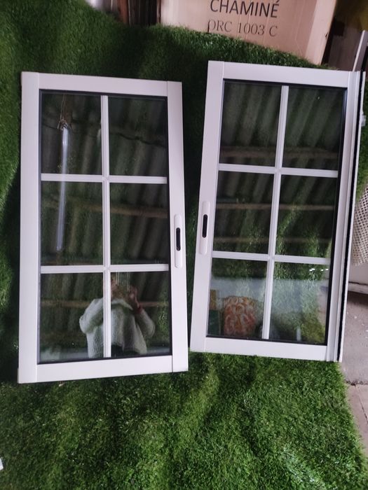 Janela alumínio branco, vidros duplos e portadas verdes