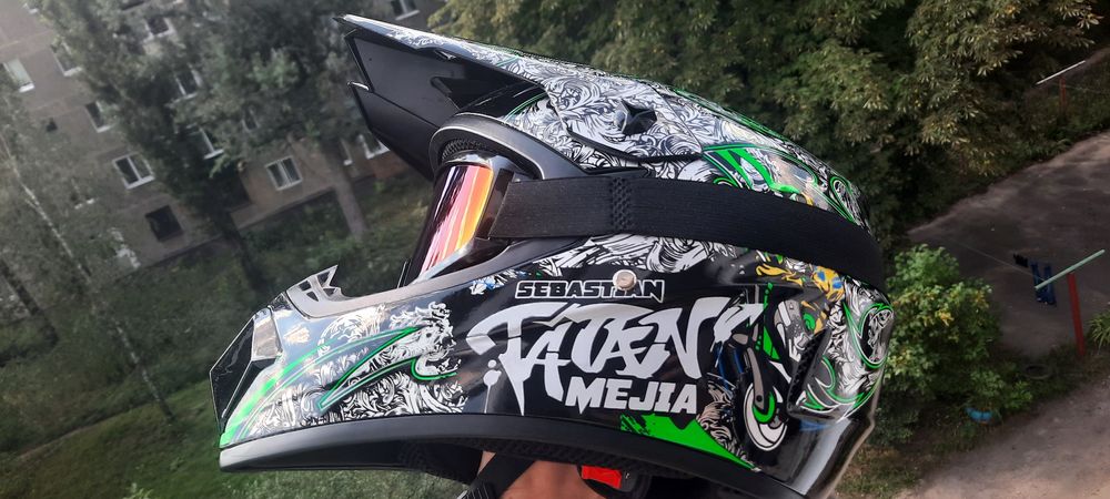 Шолом з окулярами