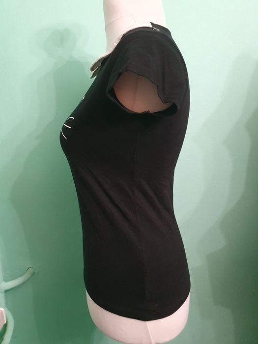 Urocza koszulka z kocim pyszczkiem i białym kołnierzykiem dark kawaii