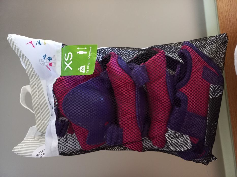 capacete e protecção joelhos mãos e cotovelos