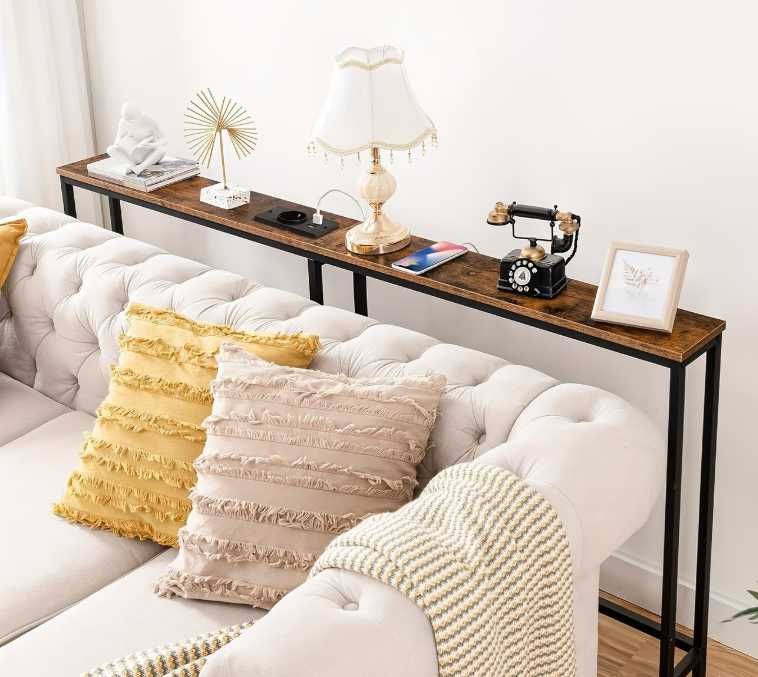 wąski stolik konsolowy z wyprowadzonym gniazdkiem