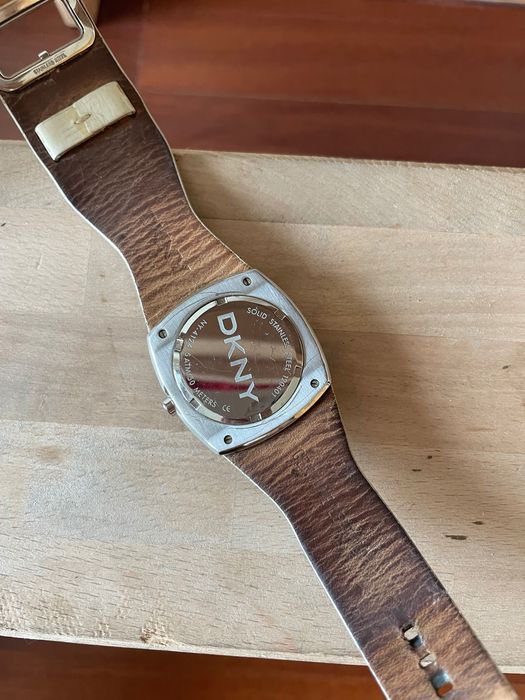 Relógio DKNY (bracelete em pele)