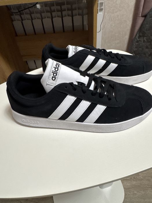 Кроссовки adidas.