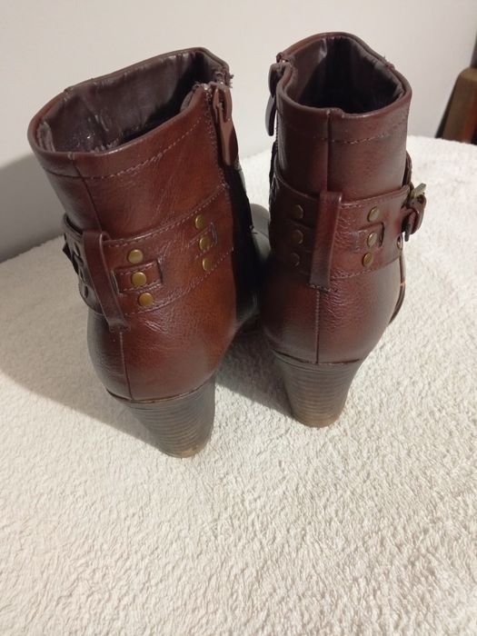 Botas em castanho ,tamanho 37 , como novas ,10€