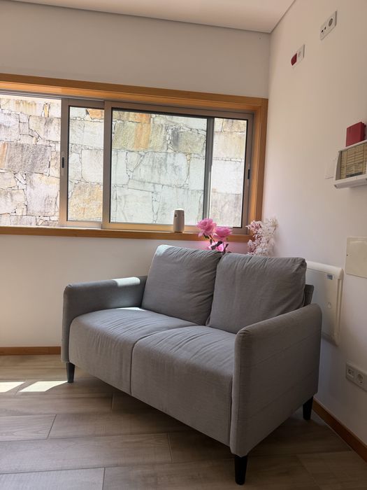 Sofa de 2 lugares cinza