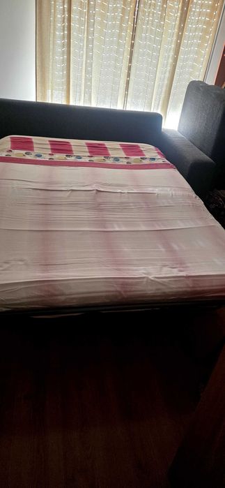 Sofá cama com colchão e sobrecolchão