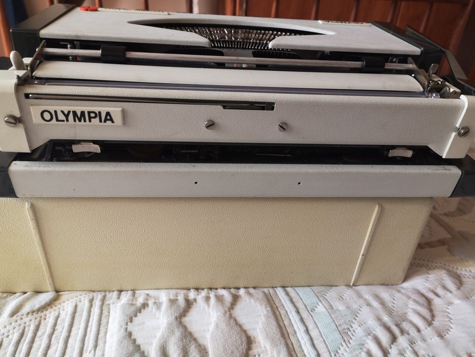 Máquina de Escrever Olympia Traveller de Luxe