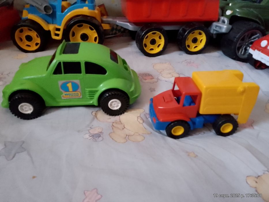 Машинки пластмасові іграшкові