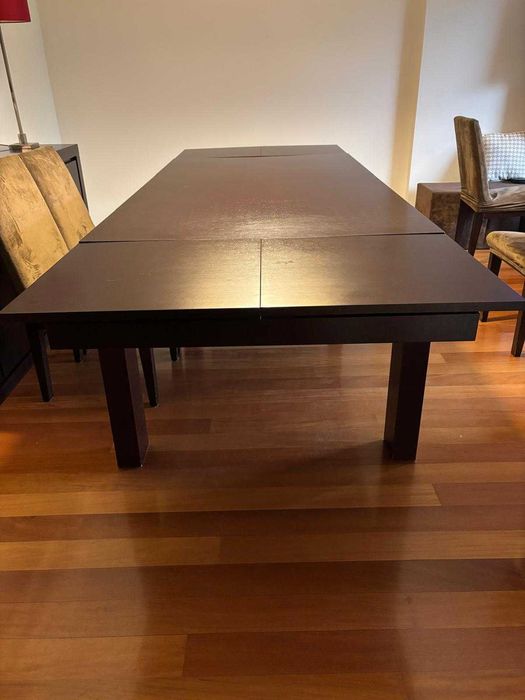 Sala completa - mesa extensível, sofá, aparador, puffs, candeeiros, quadro (Maia)