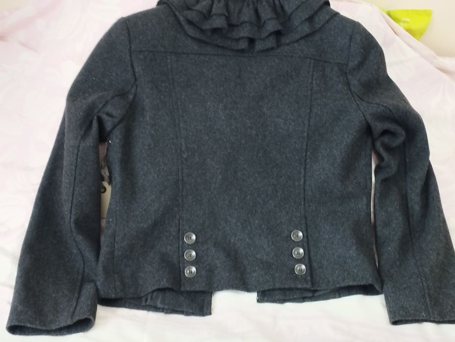 Жакет сіро-вугільного кольору.
