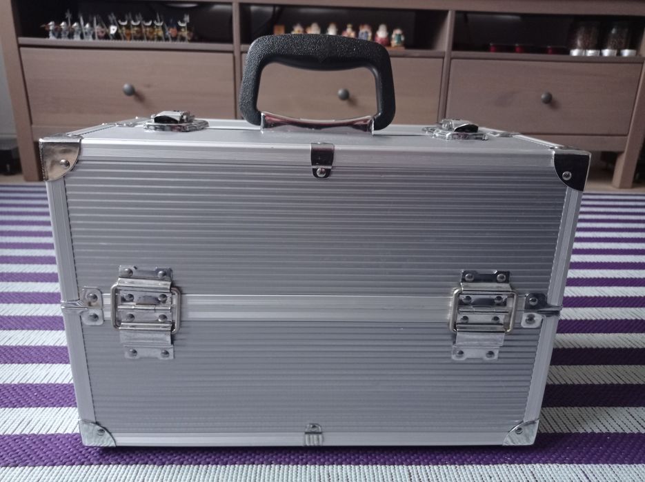 Metalowy kuferek dla wizażystki jak nowy skrzynka na narzędzia