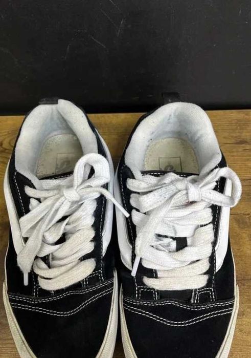 5F Czarno-białe trampki Vans Knu Skool unisex 38,5