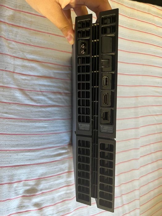 PlayStation 4 com comando e jogos