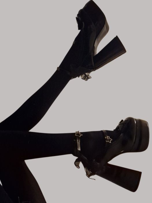 Buty na obcacie na słupku z platformą i wstążkami alternative goth 36