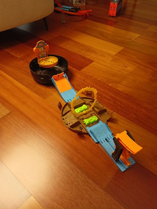 Hot wheels monster trucka z garażem na auta