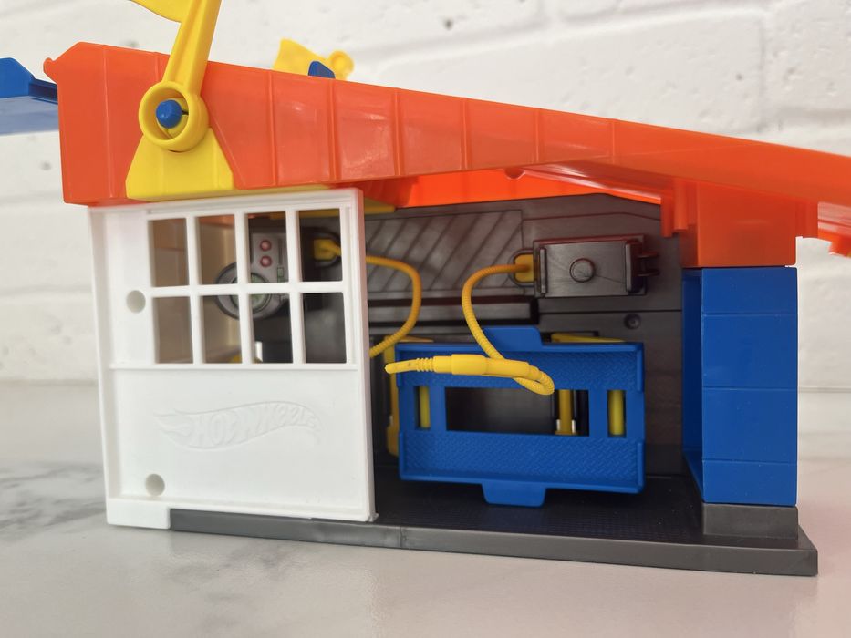 Hot wheels гоночний гараж на даху