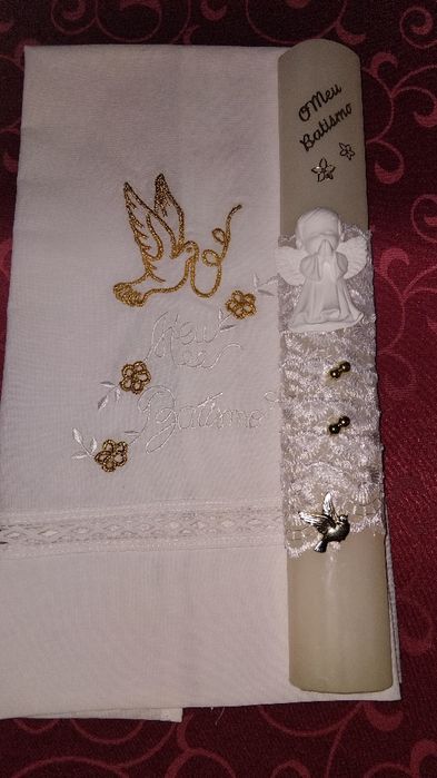 Conjunto para batismo, vela, concha e toalha.