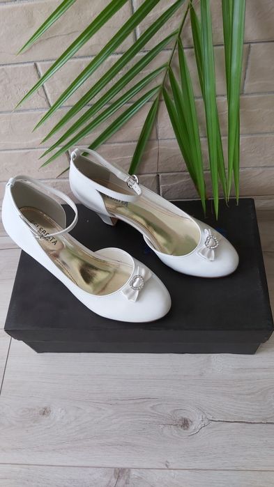 Лодочки CELEBRITA 38 розмір.Нові. Весільні. ШИКАРНІ.