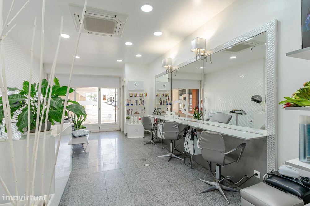 Espaço Comercial em Palhais com possibilidade de fazer um apartamento