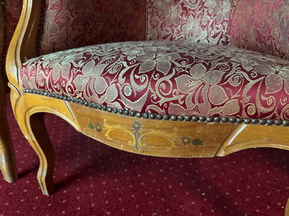 Dwa fotele ze stolikiem. Antyczne.