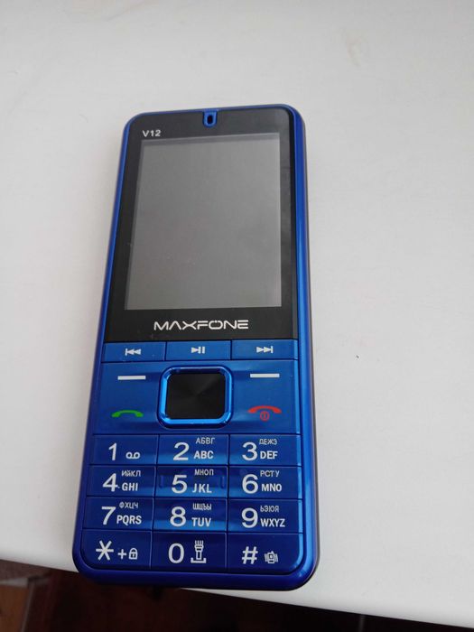 Телефон на 4 сим карты MAXFONE V12.