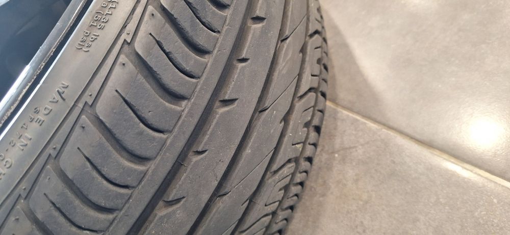 Pneus 225/30 R20