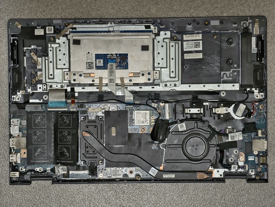 Dell Vostro 15 5502 Материнська плата і корпус