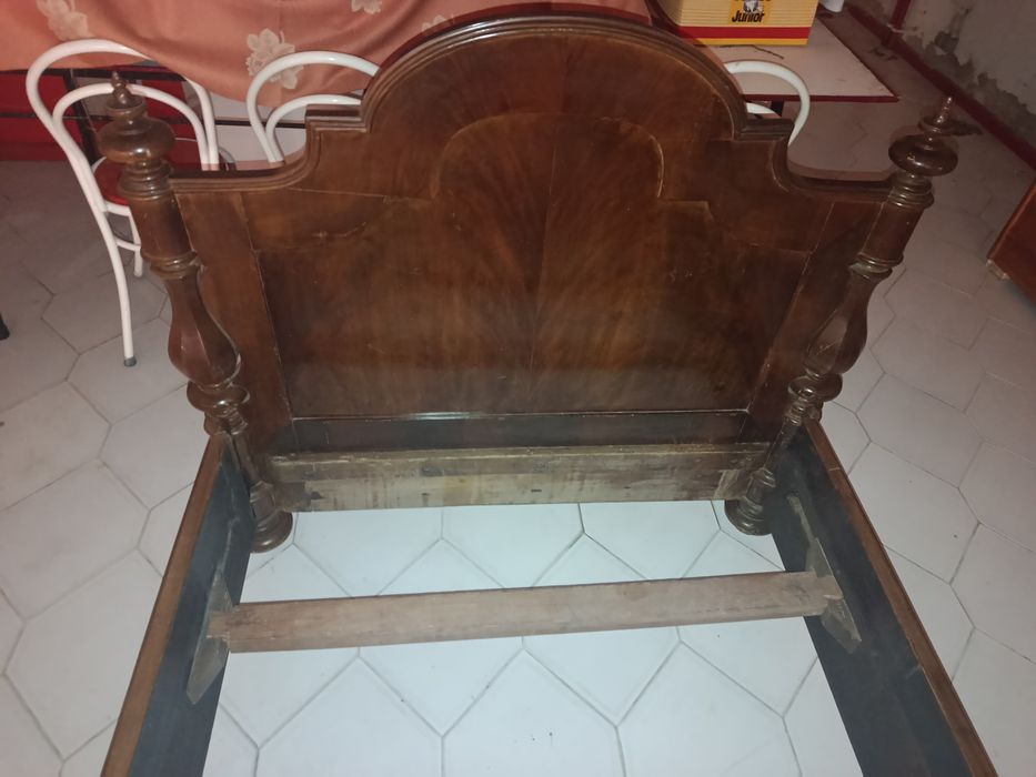 Cama de casal antiga