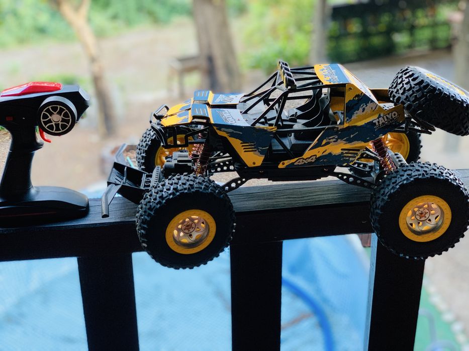 Carro 4X4 com suspensão e comando