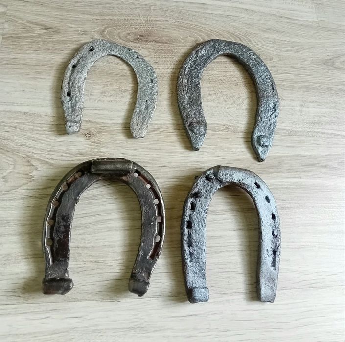 Cztery wiekowe podkowy