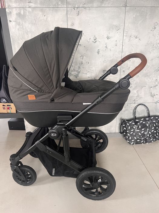 Wózek głęboki Gondola PRIME Kinderkraft czarna z pompowanymi kołami