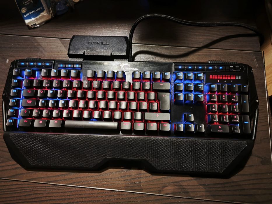 Teclado Mecânico G.Skill Ripjaws KM780 RGB – Switches Cherry MX