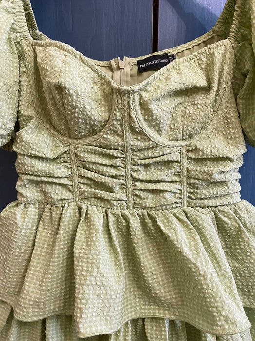 Гарна романтична сукня prettylittlething