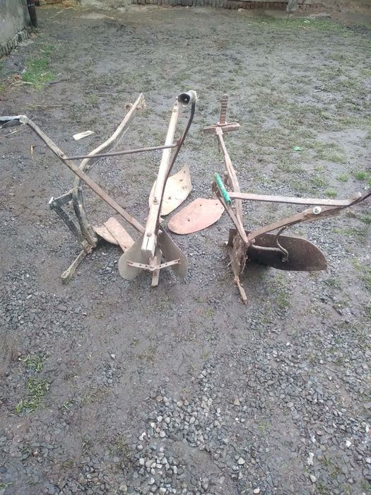 Продам 2 плуга кінних 1 підгортач кінний іі 3 борони