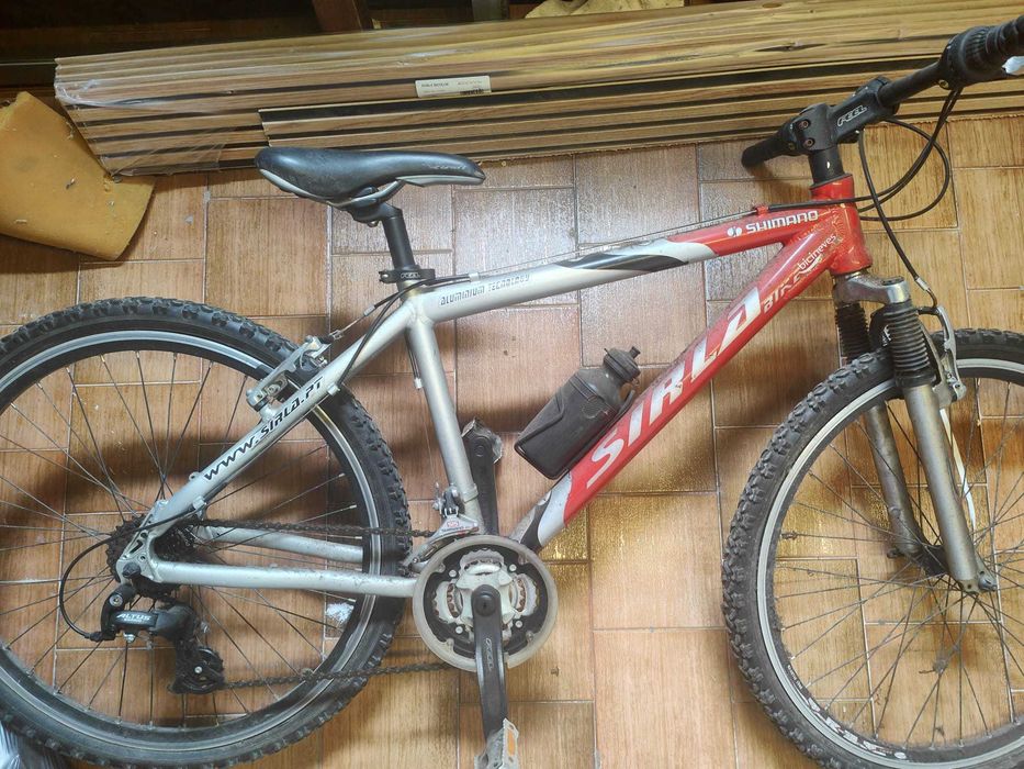 Vendo bicicleta em segunda mão.