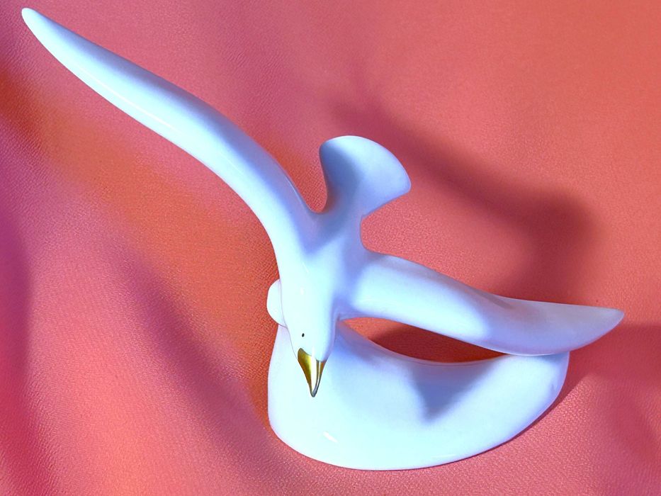 Figurka porcelanowa: „Mewa w locie”,biała porcelana Hollohaza,Hungary