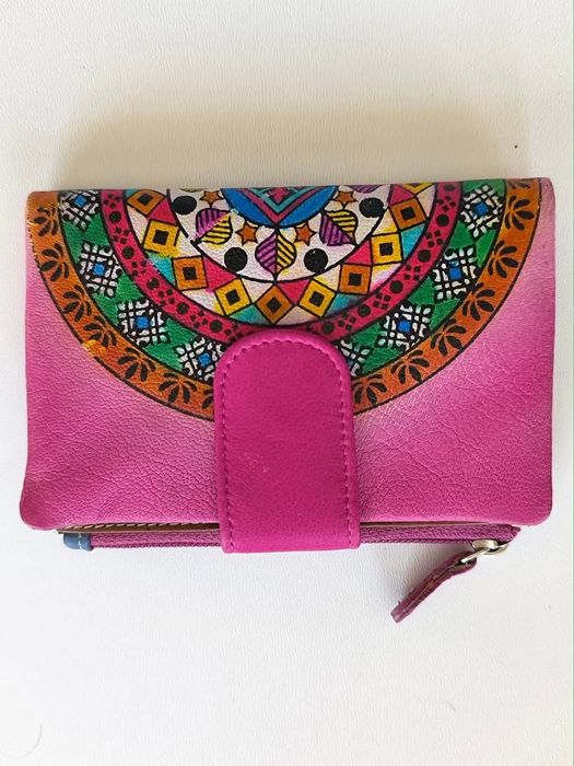 Carteira em pele 
Novo na caixa 
Tamanho 14*10