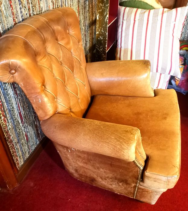 Sofá tipo  Chesterfield em pele